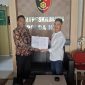 Foto: Itrawadin, S.H. (kiri), Ketua Bidang Hukum & HAM PW SEMMI NTB, bersama perwakilan masyarakat adat Bayan, Junaidi, S.H., saat menyerahkan berkas laporan pengaduan ke Ditreskrimsus Polda NTB terkait dugaan penghinaan terhadap ritual Maulid Adat Bayan, Sabtu (22/8/2026).