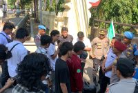 Foto: Massa aksi KPK-PD berdialog dengan aparat kepolisian terkait dugaan korupsi dana revitalisasi sekolah di Bima.(JD09)