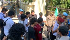 Foto: Massa aksi KPK-PD berdialog dengan aparat kepolisian terkait dugaan korupsi dana revitalisasi sekolah di Bima.(JD09)