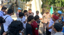 Foto: Massa aksi KPK-PD berdialog dengan aparat kepolisian terkait dugaan korupsi dana revitalisasi sekolah di Bima.(JD09)