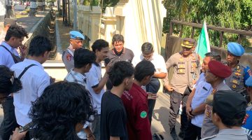 Foto: Massa aksi KPK-PD berdialog dengan aparat kepolisian terkait dugaan korupsi dana revitalisasi sekolah di Bima.(JD09)