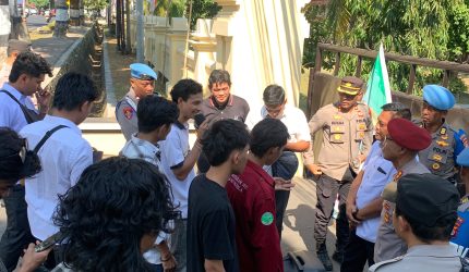 Foto: Massa aksi KPK-PD berdialog dengan aparat kepolisian terkait dugaan korupsi dana revitalisasi sekolah di Bima.(JD09)