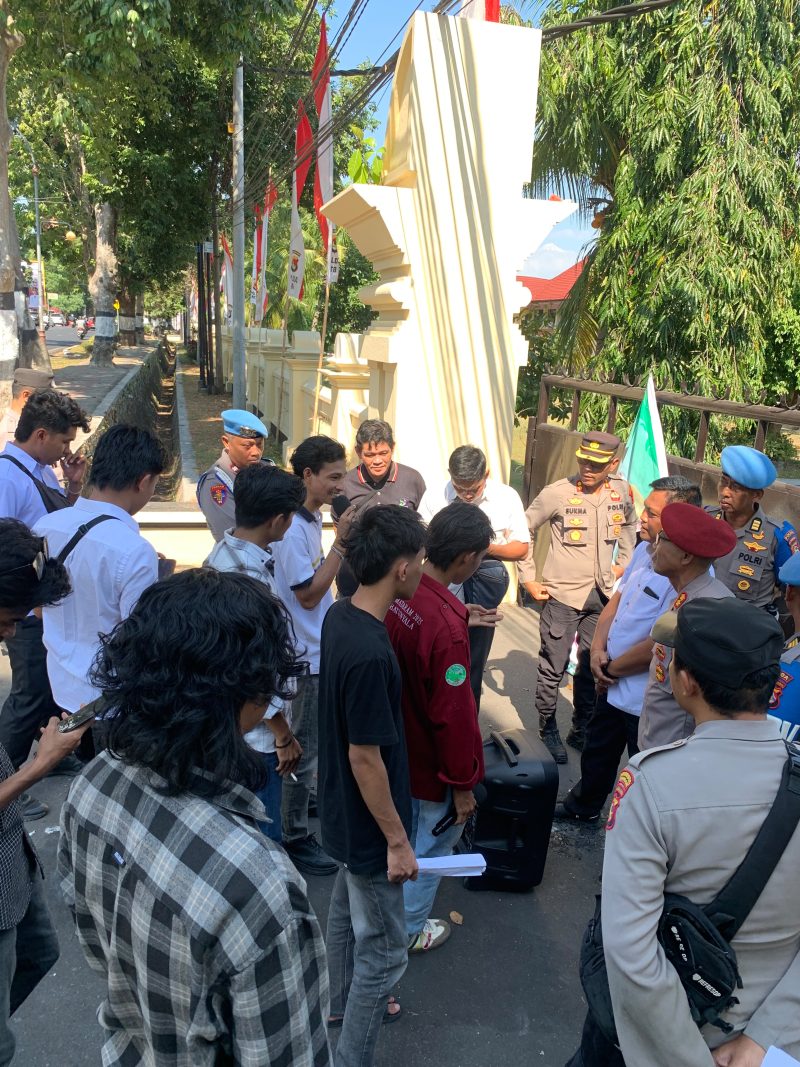 Foto: Massa aksi KPK-PD berdialog dengan aparat kepolisian terkait dugaan korupsi dana revitalisasi sekolah di Bima.(JD09)