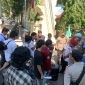 Foto: Massa aksi KPK-PD berdialog dengan aparat kepolisian terkait dugaan korupsi dana revitalisasi sekolah di Bima.(JD09)