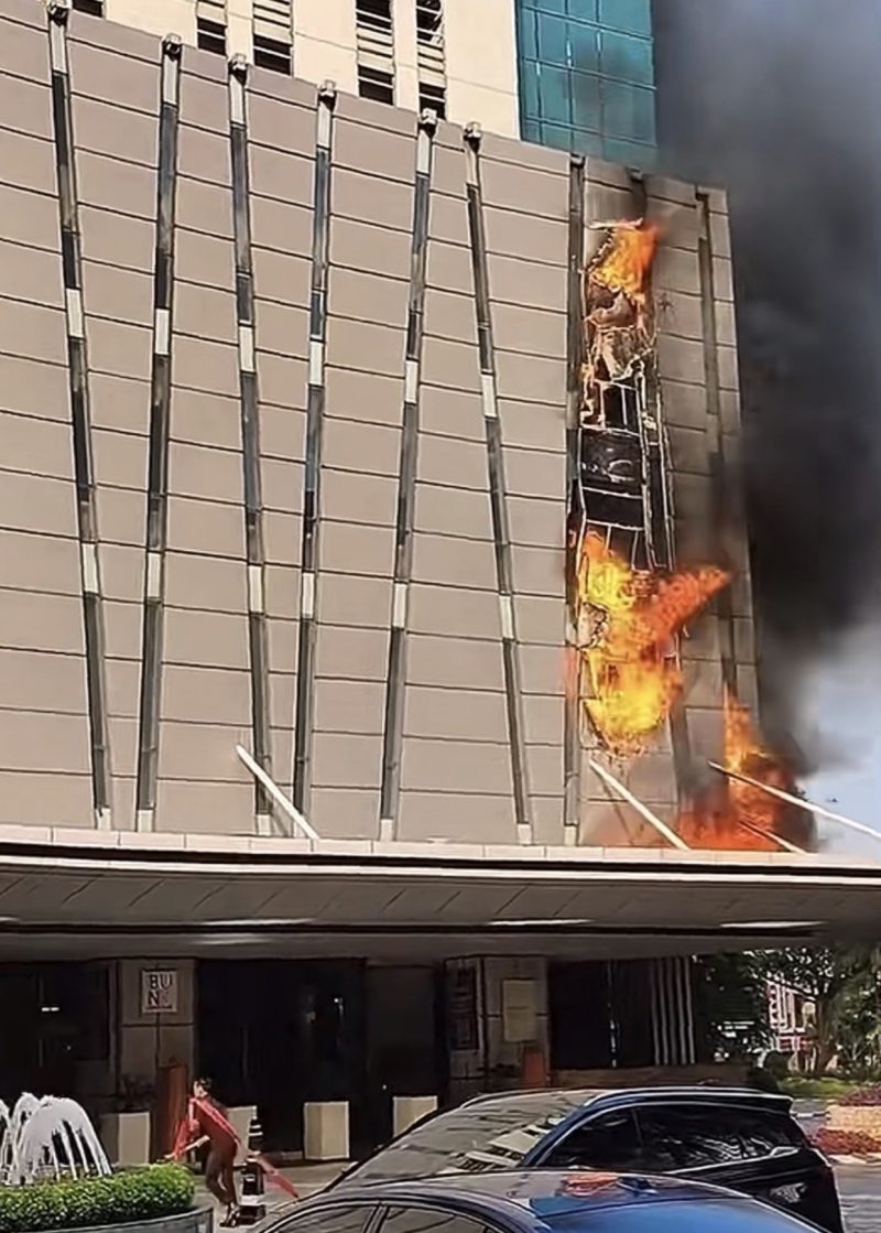 Foto: Kebakaran Hotel Pullman Jakarta Central Park di Jalan Letjen S. Parman, Grogol Petamburan, Jakarta Barat, Sabtu (1/8/2026) pagi