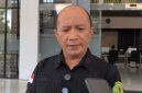 Foto: Jaksa Penuntut Umum (JPU) Hendarsyah Ketika Memberi Keterangan Di Halaman Kantor Kejati NTB (6/8)