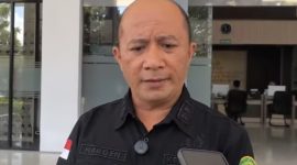 Foto: Jaksa Penuntut Umum (JPU) Hendarsyah Ketika Memberi Keterangan Di Halaman Kantor Kejati NTB (6/8)