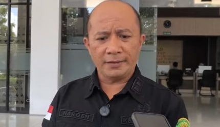 Foto: Jaksa Penuntut Umum (JPU) Hendarsyah Ketika Memberi Keterangan Di Halaman Kantor Kejati NTB (6/8)