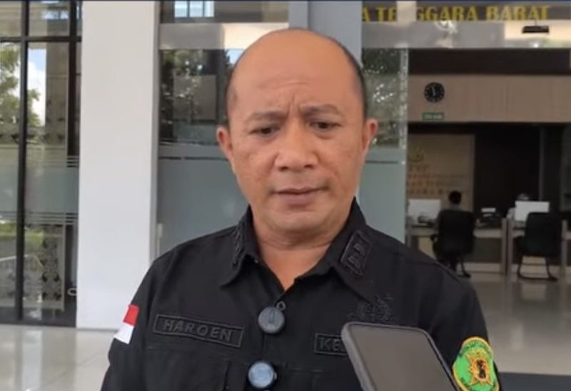 Foto: Jaksa Penuntut Umum (JPU) Hendarsyah Ketika Memberi Keterangan Di Halaman Kantor Kejati NTB (6/8)