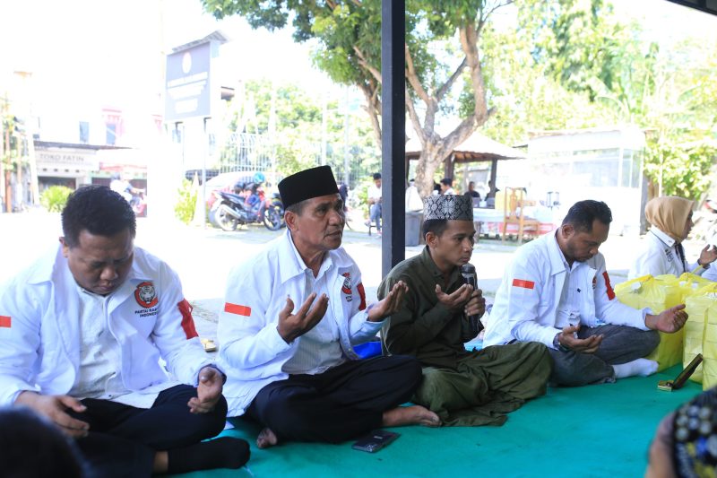 Foto: Jajaran pengurus Dewan Pimpinan Daerah (DPD) Partai Rakyat Indonesia (PRI) NTB tampak khusyuk memanjatkan doa dalam rangkaian peringatan HUT ke-1 PRI. Kegiatan dzikir dan doa bersama ini digelar untuk memohon keselamatan, keberkahan, serta kelancaran perjuangan partai dalam melayani masyarakat, sejalan dengan tema "Satu Tahun Mengabdi, Sejuta Harapan untuk Negeri".(JD09)