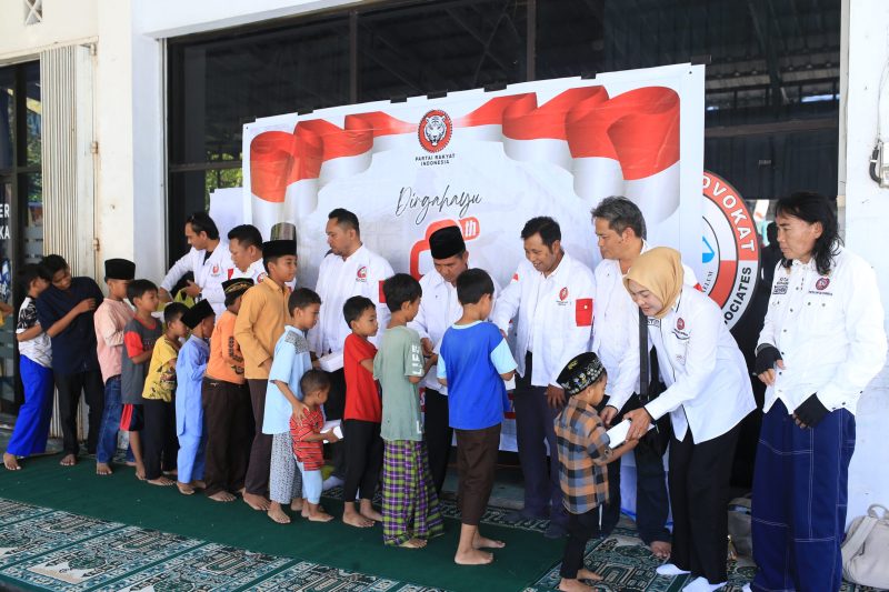 Jajaran pengurus Dewan Pimpinan Daerah (DPD) Partai Rakyat Indonesia (PRI) NTB memberikan santunan secara langsung kepada anak-anak yatim dalam rangka memperingati HUT ke-1 PRI. Aksi sosial ini menjadi wujud nyata komitmen partai untuk selalu hadir dan peduli terhadap sesama, sejalan dengan semangat "Satu Tahun Mengabdi, Sejuta Harapan untuk Negeri".