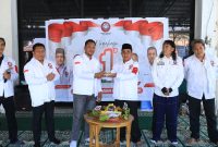 Foto: Jajaran pengurus DPD PRI NTB berfoto bersama dalam momen pemotongan tumpeng HUT ke-1 Partai Rakyat Indonesia. Dalam perayaan ini, DPD PRI NTB menegaskan kesiapan infrastruktur partai di seluruh kabupaten/kota se-NTB dan menargetkan keterwakilan penuh di legislatif pada Pemilu 2029.(JD09)