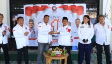 Foto: Jajaran pengurus DPD PRI NTB berfoto bersama dalam momen pemotongan tumpeng HUT ke-1 Partai Rakyat Indonesia. Dalam perayaan ini, DPD PRI NTB menegaskan kesiapan infrastruktur partai di seluruh kabupaten/kota se-NTB dan menargetkan keterwakilan penuh di legislatif pada Pemilu 2029.(JD09)