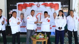 Foto: Jajaran pengurus DPD PRI NTB berfoto bersama dalam momen pemotongan tumpeng HUT ke-1 Partai Rakyat Indonesia. Dalam perayaan ini, DPD PRI NTB menegaskan kesiapan infrastruktur partai di seluruh kabupaten/kota se-NTB dan menargetkan keterwakilan penuh di legislatif pada Pemilu 2029.(JD09)