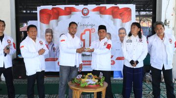 Foto: Jajaran pengurus DPD PRI NTB berfoto bersama dalam momen pemotongan tumpeng HUT ke-1 Partai Rakyat Indonesia. Dalam perayaan ini, DPD PRI NTB menegaskan kesiapan infrastruktur partai di seluruh kabupaten/kota se-NTB dan menargetkan keterwakilan penuh di legislatif pada Pemilu 2029.(JD09)