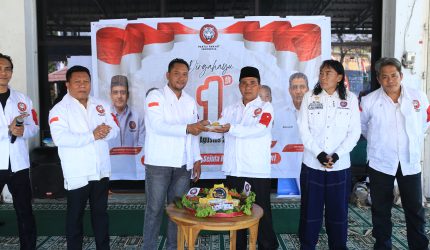 Foto: Jajaran pengurus DPD PRI NTB berfoto bersama dalam momen pemotongan tumpeng HUT ke-1 Partai Rakyat Indonesia. Dalam perayaan ini, DPD PRI NTB menegaskan kesiapan infrastruktur partai di seluruh kabupaten/kota se-NTB dan menargetkan keterwakilan penuh di legislatif pada Pemilu 2029.(JD09)