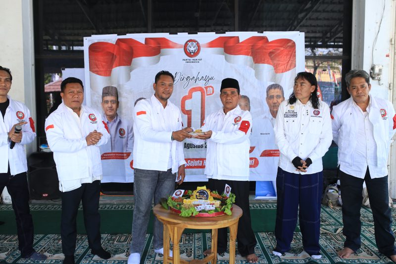 Foto: Jajaran pengurus DPD PRI NTB berfoto bersama dalam momen pemotongan tumpeng HUT ke-1 Partai Rakyat Indonesia. Dalam perayaan ini, DPD PRI NTB menegaskan kesiapan infrastruktur partai di seluruh kabupaten/kota se-NTB dan menargetkan keterwakilan penuh di legislatif pada Pemilu 2029.(JD09)