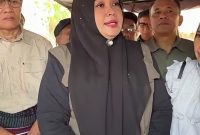 Foto: Wakil Gubernur NTB Indah Dhamayanti Putri (Ibu Dinda) meninjau lokasi penanganan pascakebakaran serta menyapa warga terdampak di Desa Adat Sade, Kabupaten Lombok Tengah, Minggu (23/8).