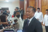 Foto: Gubernur NTB Lalu Muhammad Iqbal (tengah) diwawancarai oleh jurnalis, Rabu, 16 September 2026. Iqbal menyoroti pentingnya klausul khusus untuk provinsi kepulauan dalam RUU Reforma Agraria guna mengatasi kompleksitas isu pertanahan di pulau-pulau kecil.(JD88)