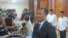 Foto: Gubernur NTB Lalu Muhammad Iqbal (tengah) diwawancarai oleh jurnalis, Rabu, 16 September 2026. Iqbal menyoroti pentingnya klausul khusus untuk provinsi kepulauan dalam RUU Reforma Agraria guna mengatasi kompleksitas isu pertanahan di pulau-pulau kecil.(JD88)
