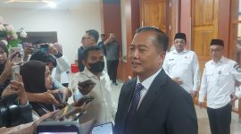 Foto: Gubernur NTB Lalu Muhammad Iqbal (tengah) diwawancarai oleh jurnalis, Rabu, 16 September 2026. Iqbal menyoroti pentingnya klausul khusus untuk provinsi kepulauan dalam RUU Reforma Agraria guna mengatasi kompleksitas isu pertanahan di pulau-pulau kecil.(JD88)