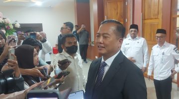 Foto: Gubernur NTB Lalu Muhammad Iqbal (tengah) diwawancarai oleh jurnalis, Rabu, 16 September 2026. Iqbal menyoroti pentingnya klausul khusus untuk provinsi kepulauan dalam RUU Reforma Agraria guna mengatasi kompleksitas isu pertanahan di pulau-pulau kecil.(JD88)