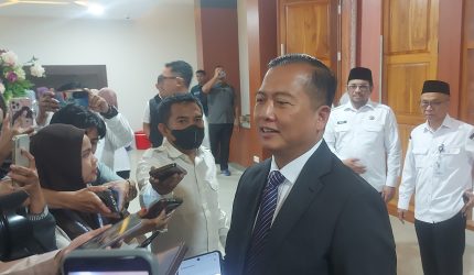 Foto: Gubernur NTB Lalu Muhammad Iqbal (tengah) diwawancarai oleh jurnalis, Rabu, 16 September 2026. Iqbal menyoroti pentingnya klausul khusus untuk provinsi kepulauan dalam RUU Reforma Agraria guna mengatasi kompleksitas isu pertanahan di pulau-pulau kecil.(JD88)