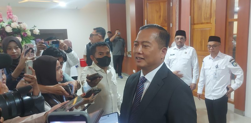 Foto: Gubernur NTB Lalu Muhammad Iqbal (tengah) diwawancarai oleh jurnalis, Rabu, 16 September 2026. Iqbal menyoroti pentingnya klausul khusus untuk provinsi kepulauan dalam RUU Reforma Agraria guna mengatasi kompleksitas isu pertanahan di pulau-pulau kecil.(JD88)