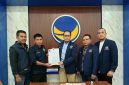 Foto: Momen penyerahan SK mandat kepemimpinan DPD Partai NasDem Kabupaten Bima 2026–2031 dari DPW NasDem NTB kepada Nazaruddin, S.H.(JD09)
