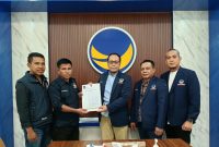 Foto: Momen penyerahan SK mandat kepemimpinan DPD Partai NasDem Kabupaten Bima 2026–2031 dari DPW NasDem NTB kepada Nazaruddin, S.H.(JD09)