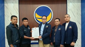 Foto: Momen penyerahan SK mandat kepemimpinan DPD Partai NasDem Kabupaten Bima 2026–2031 dari DPW NasDem NTB kepada Nazaruddin, S.H.(JD09)