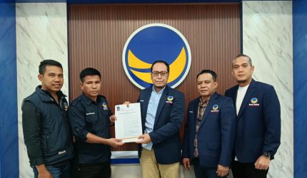 Foto: Momen penyerahan SK mandat kepemimpinan DPD Partai NasDem Kabupaten Bima 2026–2031 dari DPW NasDem NTB kepada Nazaruddin, S.H.(JD09)
