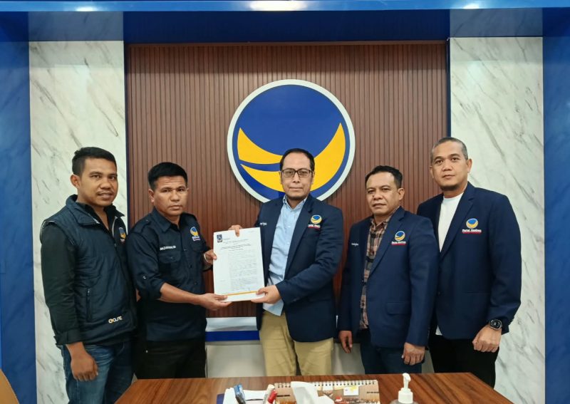 Foto: Momen penyerahan SK mandat kepemimpinan DPD Partai NasDem Kabupaten Bima 2026–2031 dari DPW NasDem NTB kepada Nazaruddin, S.H.(JD09)