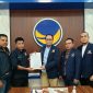 Foto: Momen penyerahan SK mandat kepemimpinan DPD Partai NasDem Kabupaten Bima 2026–2031 dari DPW NasDem NTB kepada Nazaruddin, S.H.(JD09)