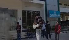 Mahasiswa yang tergabung dalam Koorkom IMM Universitas Muhammadiyah Mataram (UMMAT) menggelar aksi demonstrasi di depan Gedung Rektorat dan Pascasarjana. Aksi ini menyoroti tiga isu utama: pemotongan dana PKKMB, pengelolaan KIP Kuliah, dan status penugasan kembali seorang dosen. [Foto: Dok. Pribadi]