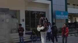 Mahasiswa yang tergabung dalam Koorkom IMM Universitas Muhammadiyah Mataram (UMMAT) menggelar aksi demonstrasi di depan Gedung Rektorat dan Pascasarjana. Aksi ini menyoroti tiga isu utama: pemotongan dana PKKMB, pengelolaan KIP Kuliah, dan status penugasan kembali seorang dosen. [Foto: Dok. Pribadi]