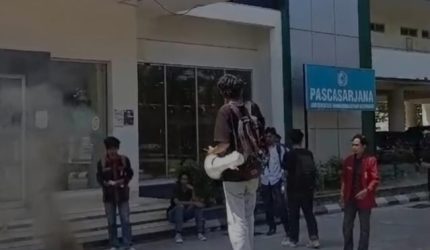 Mahasiswa yang tergabung dalam Koorkom IMM Universitas Muhammadiyah Mataram (UMMAT) menggelar aksi demonstrasi di depan Gedung Rektorat dan Pascasarjana. Aksi ini menyoroti tiga isu utama: pemotongan dana PKKMB, pengelolaan KIP Kuliah, dan status penugasan kembali seorang dosen. [Foto: Dok. Pribadi]