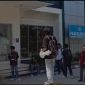 Mahasiswa yang tergabung dalam Koorkom IMM Universitas Muhammadiyah Mataram (UMMAT) menggelar aksi demonstrasi di depan Gedung Rektorat dan Pascasarjana. Aksi ini menyoroti tiga isu utama: pemotongan dana PKKMB, pengelolaan KIP Kuliah, dan status penugasan kembali seorang dosen. [Foto: Dok. Pribadi]