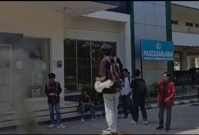 Mahasiswa yang tergabung dalam Koorkom IMM Universitas Muhammadiyah Mataram (UMMAT) menggelar aksi demonstrasi di depan Gedung Rektorat dan Pascasarjana. Aksi ini menyoroti tiga isu utama: pemotongan dana PKKMB, pengelolaan KIP Kuliah, dan status penugasan kembali seorang dosen. [Foto: Dok. Pribadi]