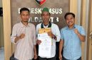 Foto: Ketua Umum Badko HMI Bali-Nusra, Caca Handika (tengah), didampingi pengurus usai menyerahkan laporan dugaan pelanggaran hukum terkait proyek reklamasi Pantai Amahami di Ditreskrimsus Polda NTB, Kamis (17/9/2026).