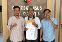 Foto: Ketua Umum Badko HMI Bali-Nusra, Caca Handika (tengah), didampingi pengurus usai menyerahkan laporan dugaan pelanggaran hukum terkait proyek reklamasi Pantai Amahami di Ditreskrimsus Polda NTB, Kamis (17/9/2026).