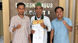 Foto: Ketua Umum Badko HMI Bali-Nusra, Caca Handika (tengah), didampingi pengurus usai menyerahkan laporan dugaan pelanggaran hukum terkait proyek reklamasi Pantai Amahami di Ditreskrimsus Polda NTB, Kamis (17/9/2026).