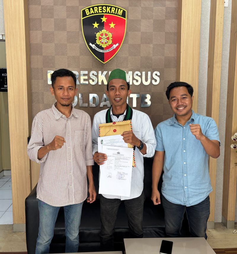 Foto: Ketua Umum Badko HMI Bali-Nusra, Caca Handika (tengah), didampingi pengurus usai menyerahkan laporan dugaan pelanggaran hukum terkait proyek reklamasi Pantai Amahami di Ditreskrimsus Polda NTB, Kamis (17/9/2026).