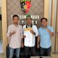 Foto: Ketua Umum Badko HMI Bali-Nusra, Caca Handika (tengah), didampingi pengurus usai menyerahkan laporan dugaan pelanggaran hukum terkait proyek reklamasi Pantai Amahami di Ditreskrimsus Polda NTB, Kamis (17/9/2026).