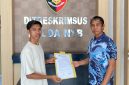 Foto: Perwakilan Gerakan Pemuda Oposisi (GERPOSI), Alfi Jufriadin, menyerahkan dokumen tuntutan usut dugaan penyimpangan dana Pokir puluhan miliar rupiah pimpinan DPRD NTB secara langsung di Ditreskrimsus Polda NTB, Jumat, 18/9/2026. (JD09)