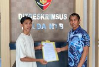 Foto: Perwakilan Gerakan Pemuda Oposisi (GERPOSI), Alfi Jufriadin, menyerahkan dokumen tuntutan usut dugaan penyimpangan dana Pokir puluhan miliar rupiah pimpinan DPRD NTB secara langsung di Ditreskrimsus Polda NTB, Jumat, 18/9/2026. (JD09)