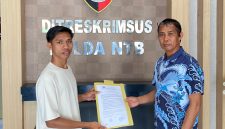 Foto: Perwakilan Gerakan Pemuda Oposisi (GERPOSI), Alfi Jufriadin, menyerahkan dokumen tuntutan usut dugaan penyimpangan dana Pokir puluhan miliar rupiah pimpinan DPRD NTB secara langsung di Ditreskrimsus Polda NTB, Jumat, 18/9/2026. (JD09)