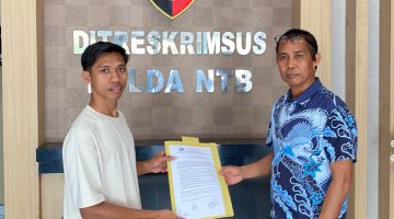 Foto: Perwakilan Gerakan Pemuda Oposisi (GERPOSI), Alfi Jufriadin, menyerahkan dokumen tuntutan usut dugaan penyimpangan dana Pokir puluhan miliar rupiah pimpinan DPRD NTB secara langsung di Ditreskrimsus Polda NTB, Jumat, 18/9/2026. (JD09)