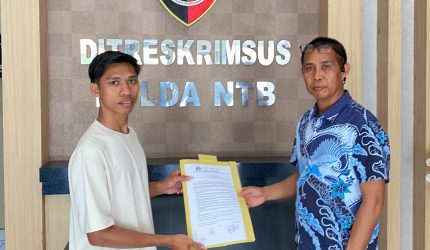 Foto: Perwakilan Gerakan Pemuda Oposisi (GERPOSI), Alfi Jufriadin, menyerahkan dokumen tuntutan usut dugaan penyimpangan dana Pokir puluhan miliar rupiah pimpinan DPRD NTB secara langsung di Ditreskrimsus Polda NTB, Jumat, 18/9/2026. (JD09)