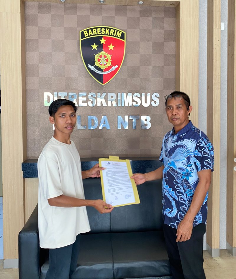 Foto: Perwakilan Gerakan Pemuda Oposisi (GERPOSI), Alfi Jufriadin, menyerahkan dokumen tuntutan usut dugaan penyimpangan dana Pokir puluhan miliar rupiah pimpinan DPRD NTB secara langsung di Ditreskrimsus Polda NTB, Jumat, 18/9/2026. (JD09)